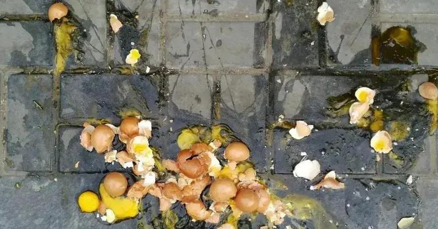 Cháu làm vỡ trứng bị đòi đền gấp 10 lần, lời của người bà làm cô bán hàng xấu hổ-2