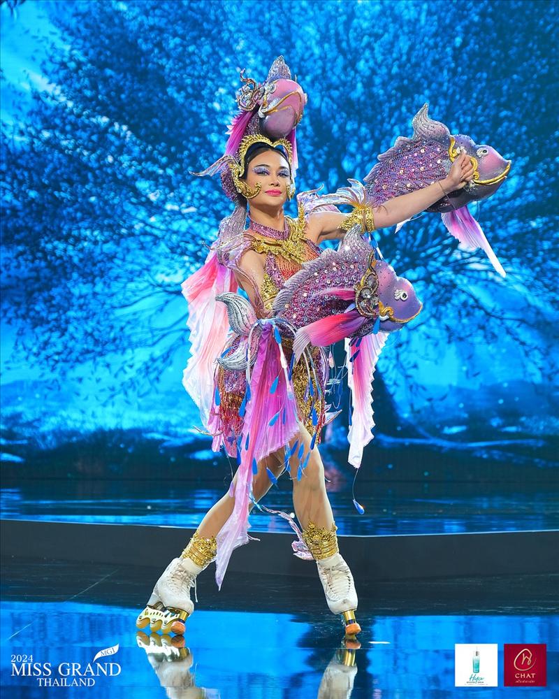 Loạt trang phục dân tộc độc, lạ của Hoa hậu Hòa bình Thái Lan 2024-10