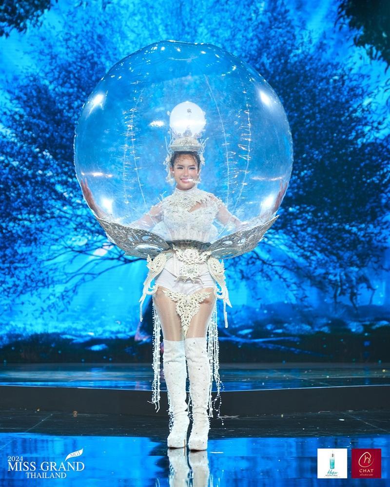 Loạt trang phục dân tộc độc, lạ của Hoa hậu Hòa bình Thái Lan 2024-12