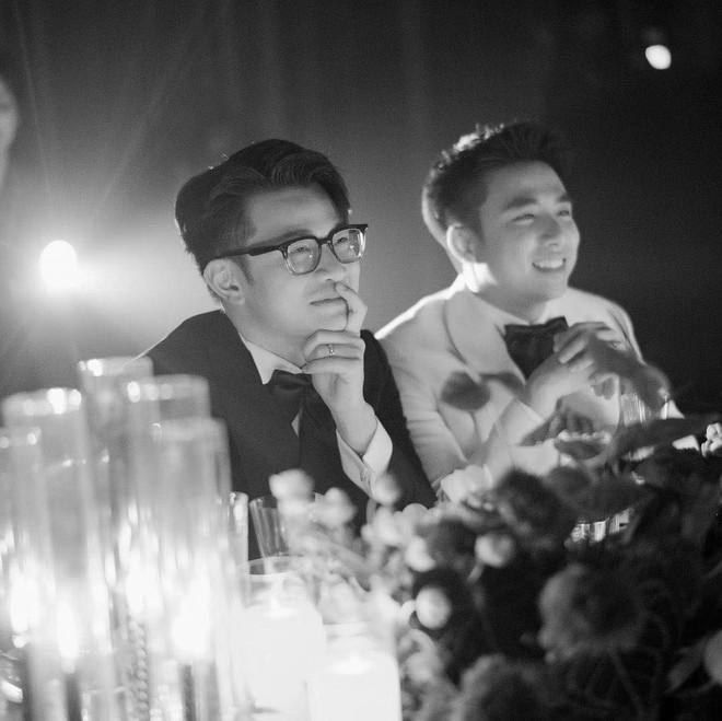 Ảnh nét căng Ninh Dương Story bật khóc ở lễ kỷ niệm 10 năm, thành viên công ty: Cuối cùng áo vest trắng đứng cạnh áo vest đen-5