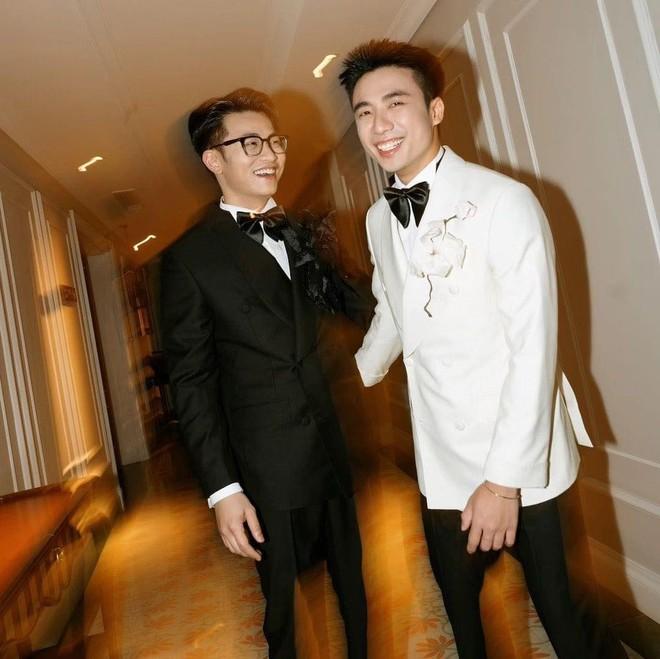 Ảnh nét căng Ninh Dương Story bật khóc ở lễ kỷ niệm 10 năm, thành viên công ty: Cuối cùng áo vest trắng đứng cạnh áo vest đen-6