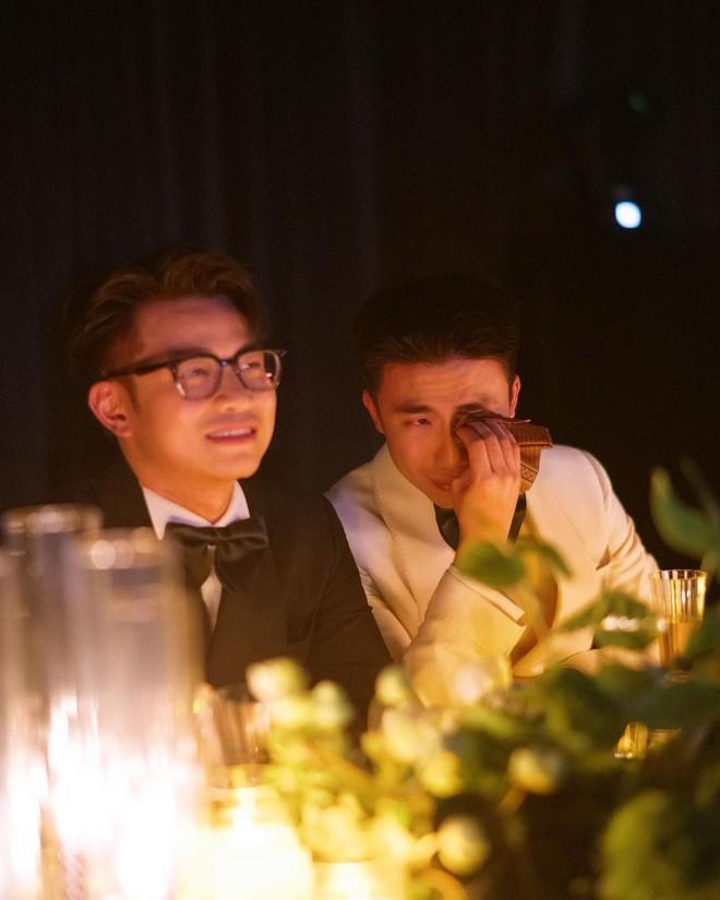 Ảnh nét căng Ninh Dương Story bật khóc ở lễ kỷ niệm 10 năm, thành viên công ty: Cuối cùng áo vest trắng đứng cạnh áo vest đen-3