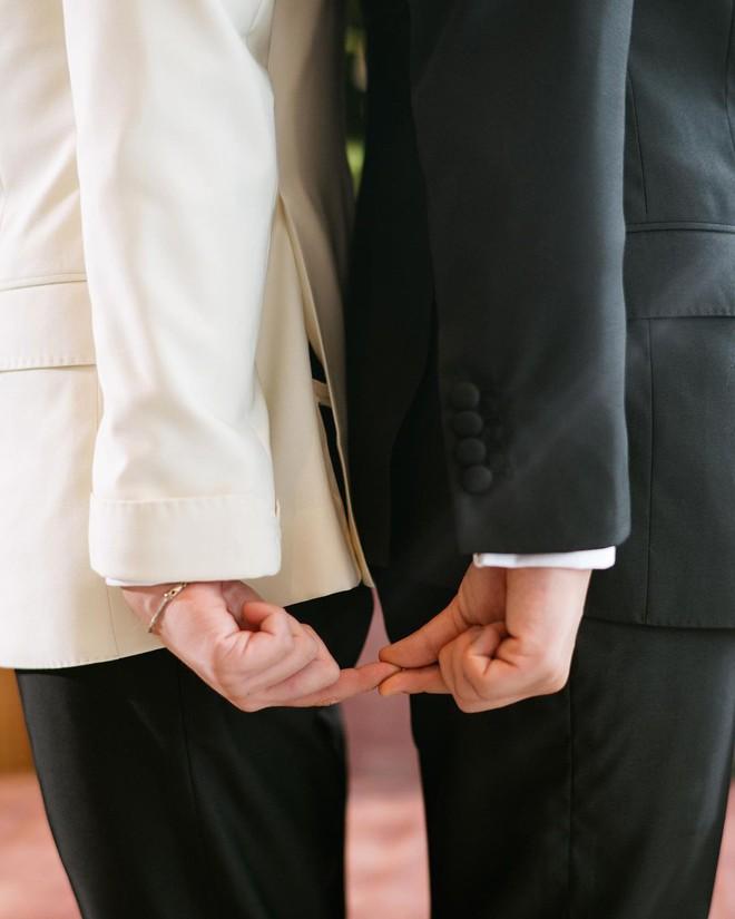 Ảnh nét căng Ninh Dương Story bật khóc ở lễ kỷ niệm 10 năm, thành viên công ty: Cuối cùng áo vest trắng đứng cạnh áo vest đen-4