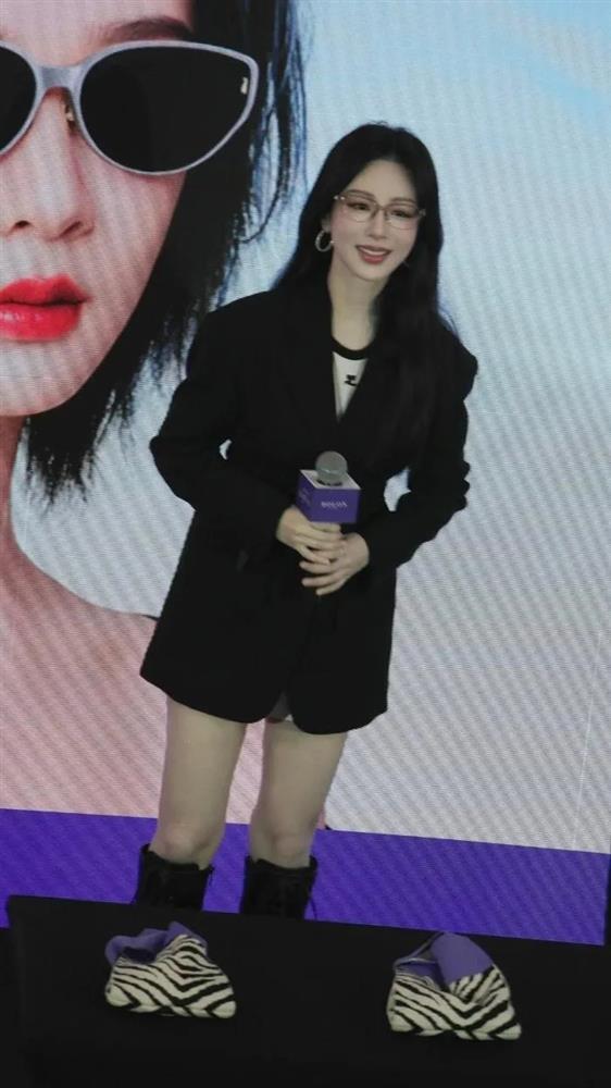 Dương Tử bị chỉ trích photoshop quá đà, nhan sắc thật hiện nguyên hình qua ống kính của team qua đường-2