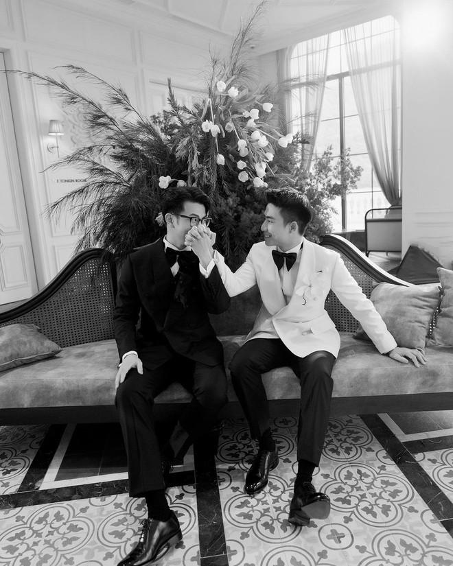 Ảnh nét căng Ninh Dương Story bật khóc ở lễ kỷ niệm 10 năm, thành viên công ty: Cuối cùng áo vest trắng đứng cạnh áo vest đen-2