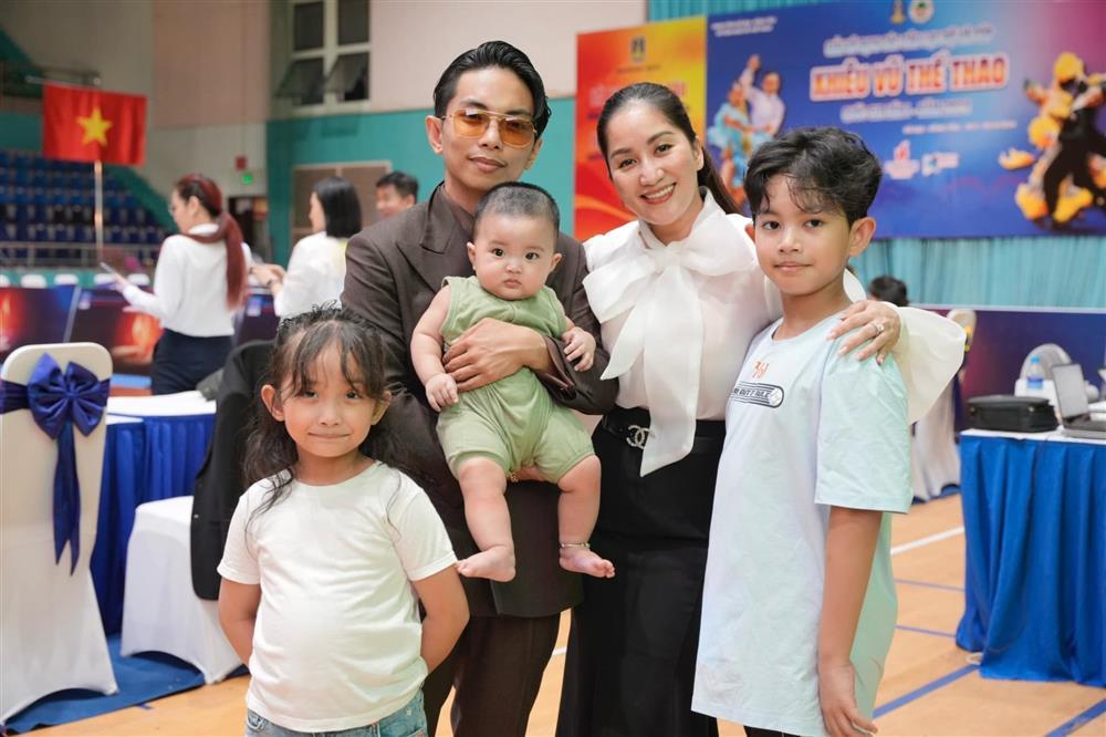 Nịnh vợ có nghề như Phan Hiển: Hết khen vợ thông minh tinh tế còn tay bồng, tay bế chăm con-2