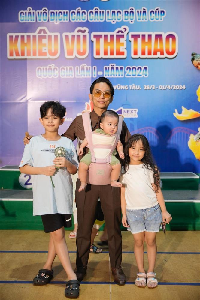 Nịnh vợ có nghề như Phan Hiển: Hết khen vợ thông minh tinh tế còn tay bồng, tay bế chăm con-3