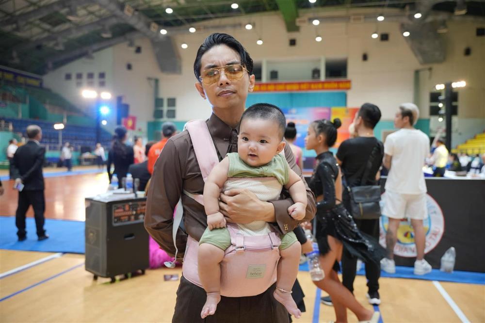 Nịnh vợ có nghề như Phan Hiển: Hết khen vợ thông minh tinh tế còn tay bồng, tay bế chăm con-4