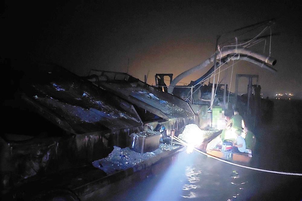 Cảnh sát nổ súng, bắt giữ tàu cát tặc trên sông Hồng-1