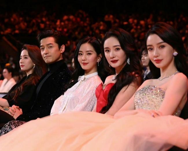 Khoảnh khắc hiếm hoi Triệu Lệ Dĩnh và Lưu Diệc Phi chung khung hình, cả 2 đều có một điểm chung bất ngờ?-2