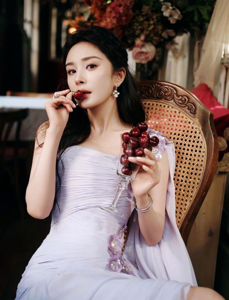 Khoe bờ môi căng mọng, Dương Mịch bị tố bắt chước phong cách huyền thoại của Song Hye Kyo-1