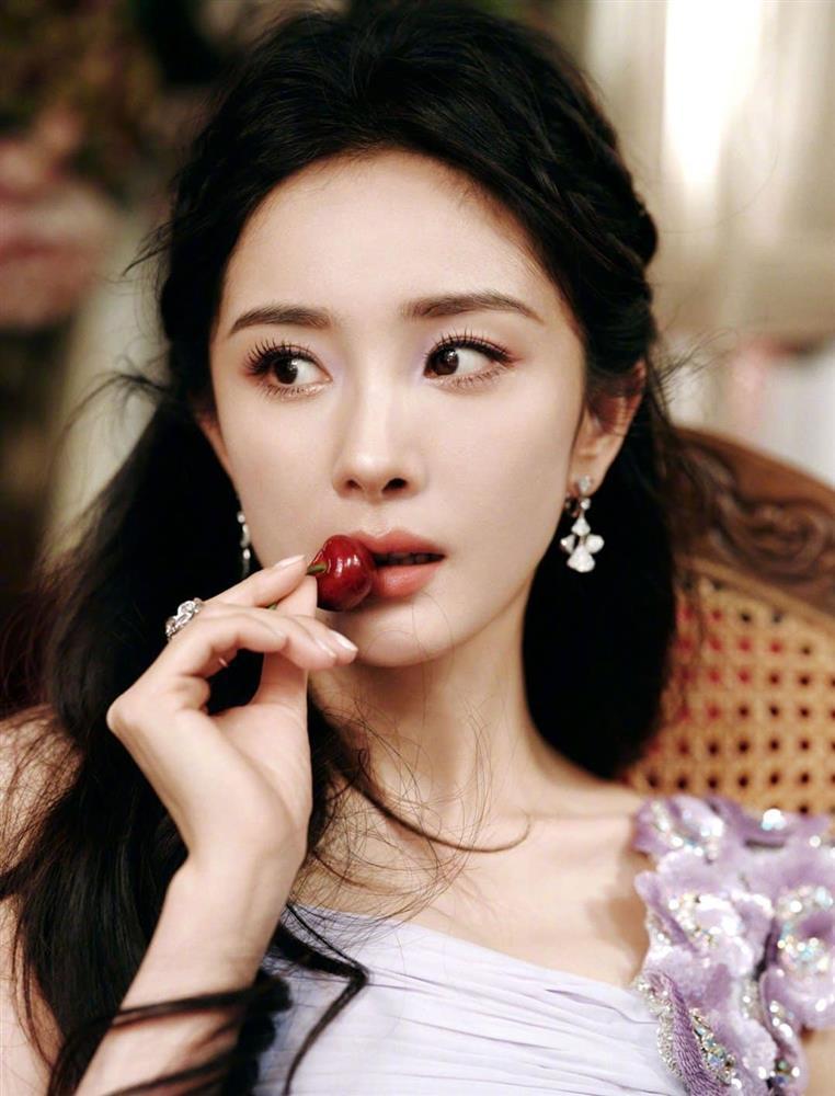 Khoe bờ môi căng mọng, Dương Mịch bị tố bắt chước phong cách huyền thoại của Song Hye Kyo-3