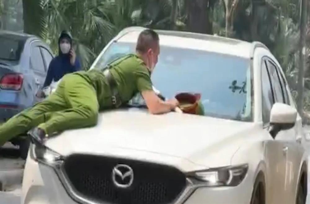 Truy bắt tài xế Mazda ở Hà Nội hất công an lên nắp capo-1