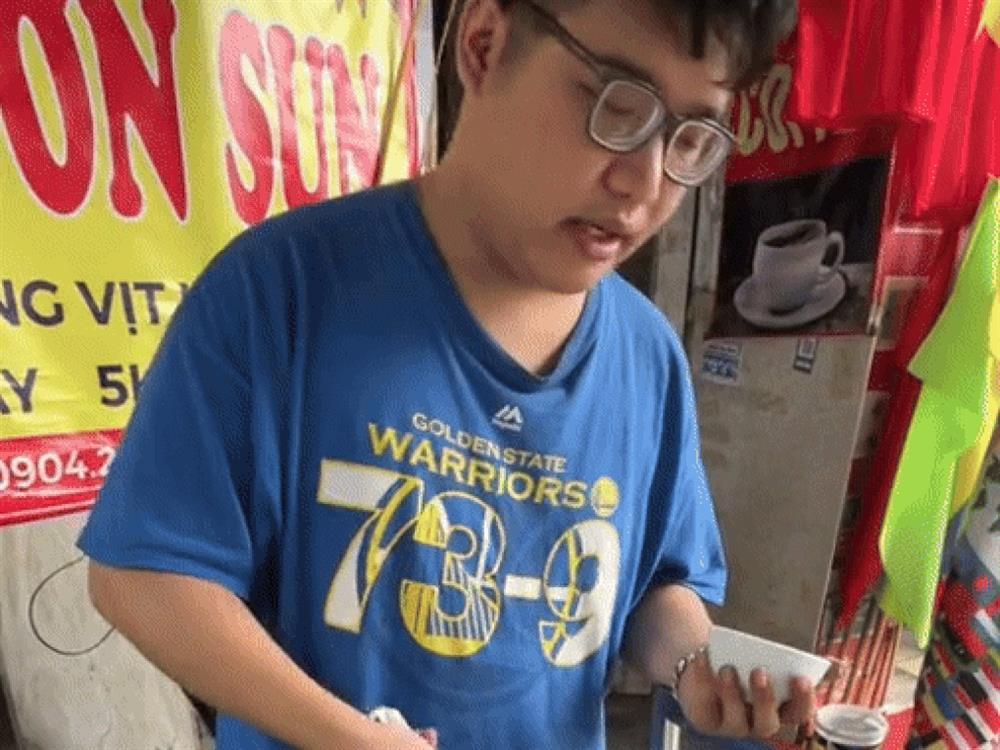 Quán cháo sườn ở Hà Nội gây sốt vì người bán hàng nói tiếng Anh như gió-1