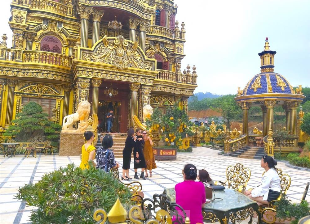 Nườm nượp check-in tòa lâu đài dát vàng của đại gia kinh doanh phế liệu-14