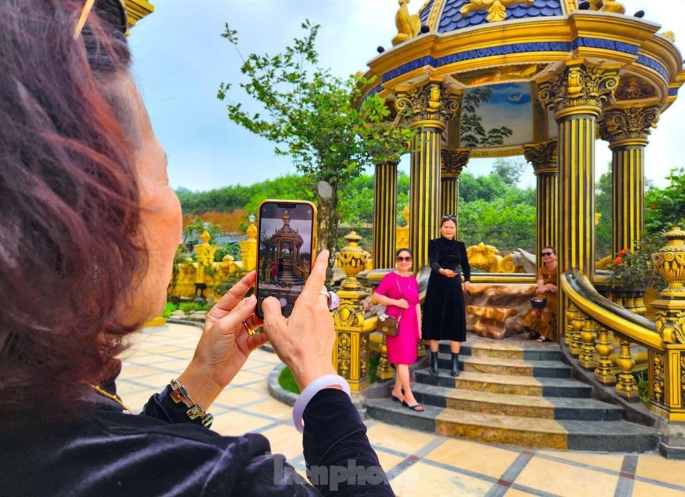 Nườm nượp check-in tòa lâu đài dát vàng của đại gia kinh doanh phế liệu-15