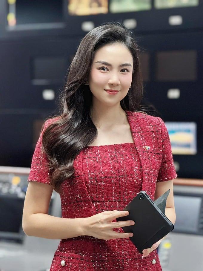 BTV Mai Ngọc: Lên sóng kín đáo, du lịch khác hẳn với bikini quyến rũ-1