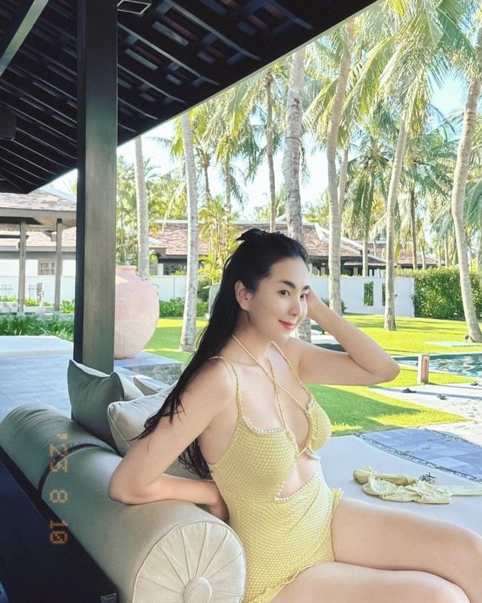 BTV Mai Ngọc: Lên sóng kín đáo, du lịch khác hẳn với bikini quyến rũ-2