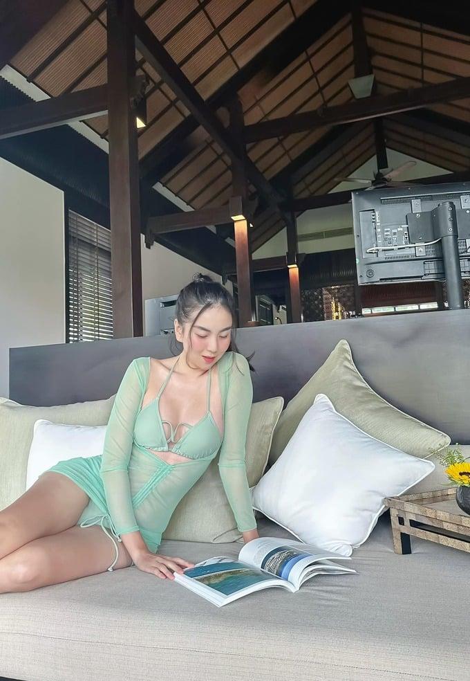 BTV Mai Ngọc: Lên sóng kín đáo, du lịch khác hẳn với bikini quyến rũ-4