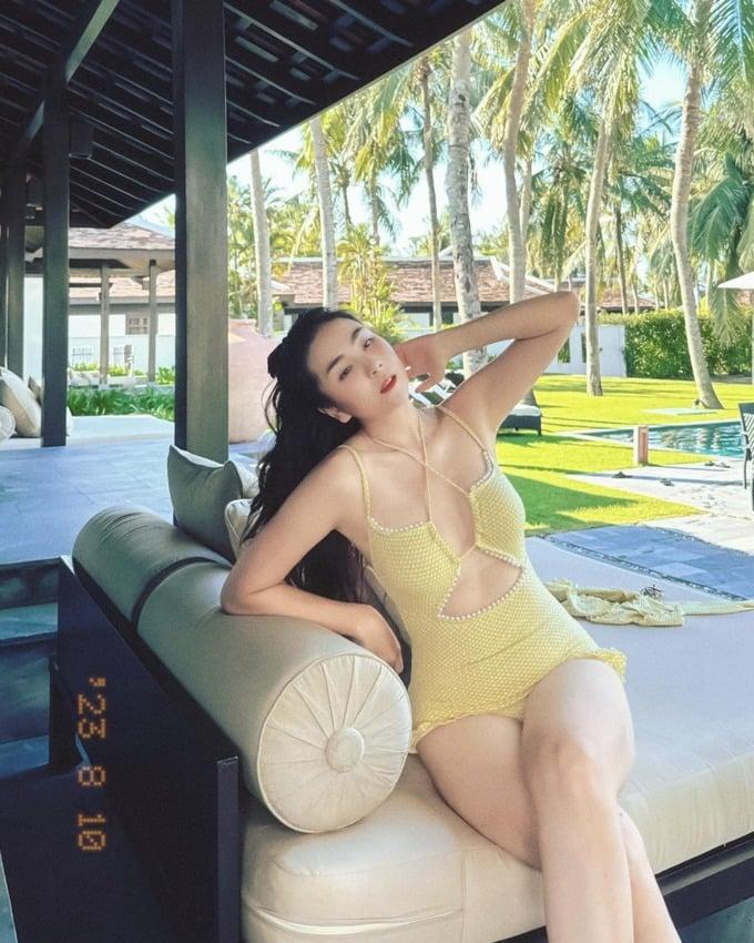 BTV Mai Ngọc: Lên sóng kín đáo, du lịch khác hẳn với bikini quyến rũ-5