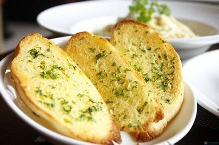Cách làm bánh mỳ nướng bơ tỏi giòn tan cho bữa sáng