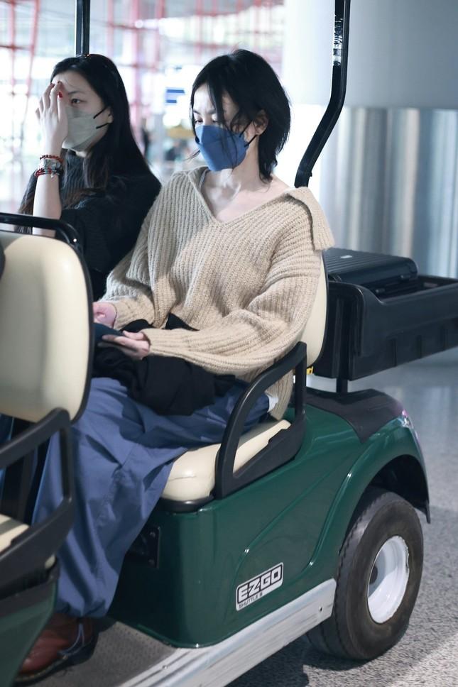 Ngoại hình không hợp lý của Vương Phi ở tuổi 55-1