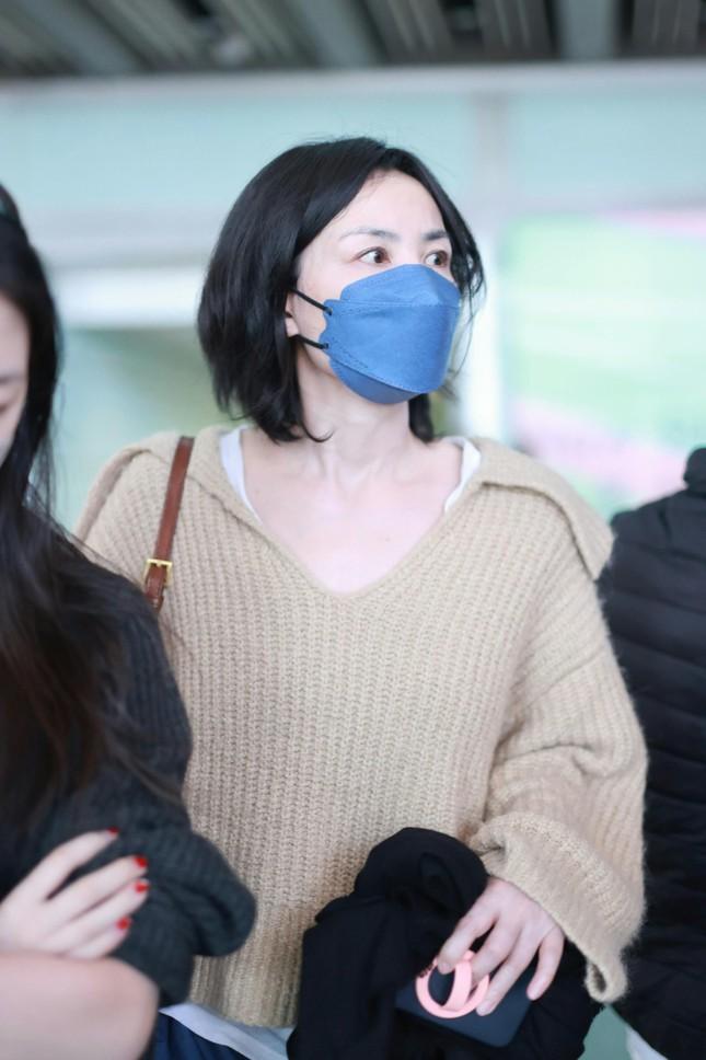 Ngoại hình không hợp lý của Vương Phi ở tuổi 55-2