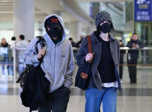 Ngoại hình không hợp lý của Vương Phi ở tuổi 55-3