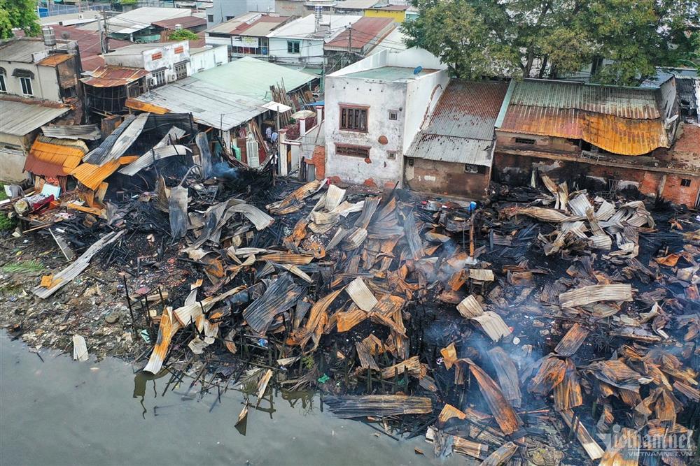 Hiện trường dãy nhà tan hoang sau vụ cháy lớn ven kênh quận 8 TP.HCM-1
