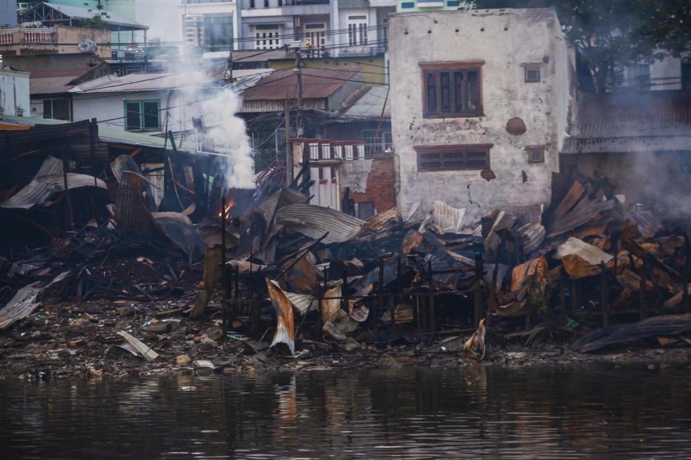 Hiện trường dãy nhà tan hoang sau vụ cháy lớn ven kênh quận 8 TP.HCM-3