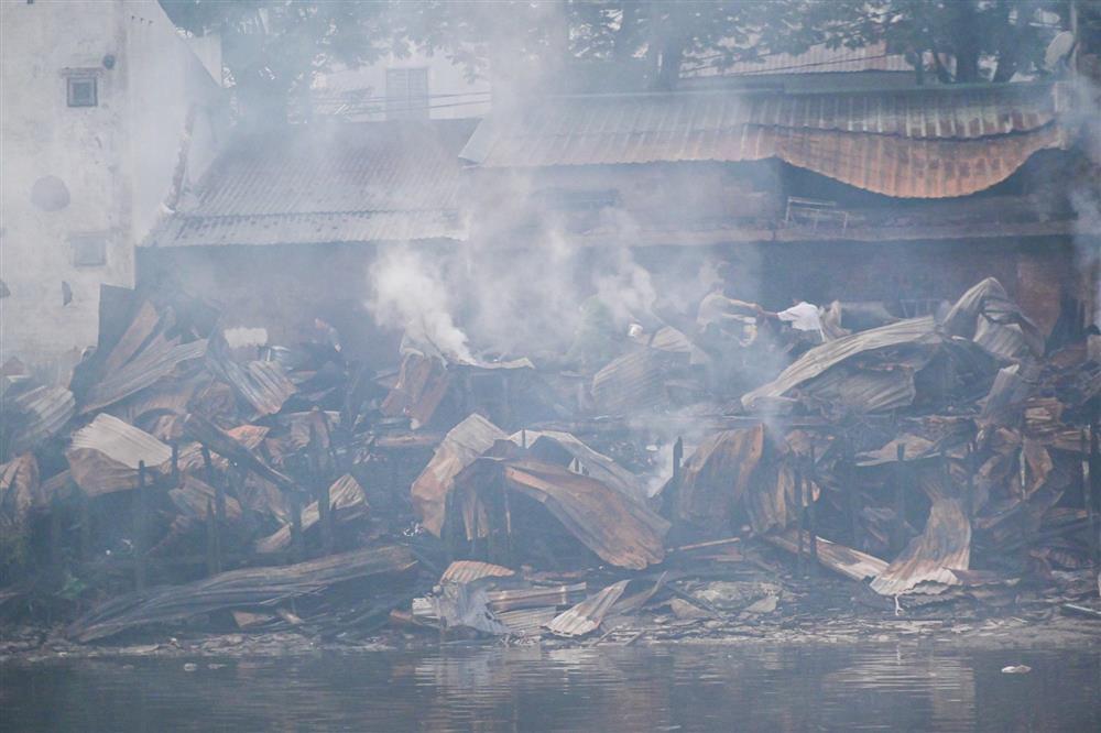 Hiện trường dãy nhà tan hoang sau vụ cháy lớn ven kênh quận 8 TP.HCM-4