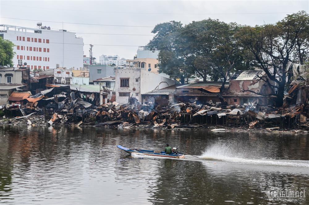 Hiện trường dãy nhà tan hoang sau vụ cháy lớn ven kênh quận 8 TP.HCM-5