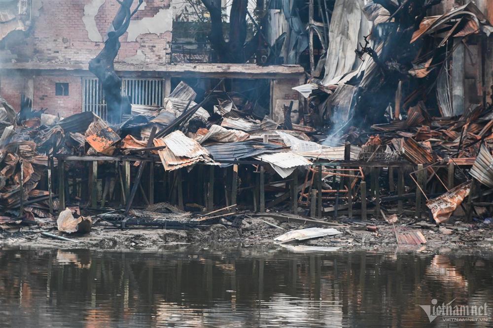Hiện trường dãy nhà tan hoang sau vụ cháy lớn ven kênh quận 8 TP.HCM-6