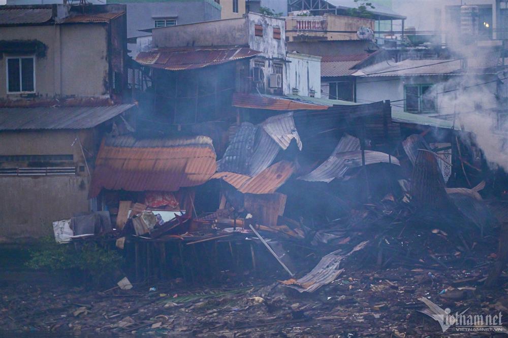 Hiện trường dãy nhà tan hoang sau vụ cháy lớn ven kênh quận 8 TP.HCM-7