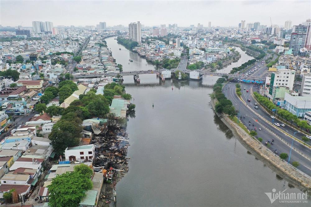 Hiện trường dãy nhà tan hoang sau vụ cháy lớn ven kênh quận 8 TP.HCM-9