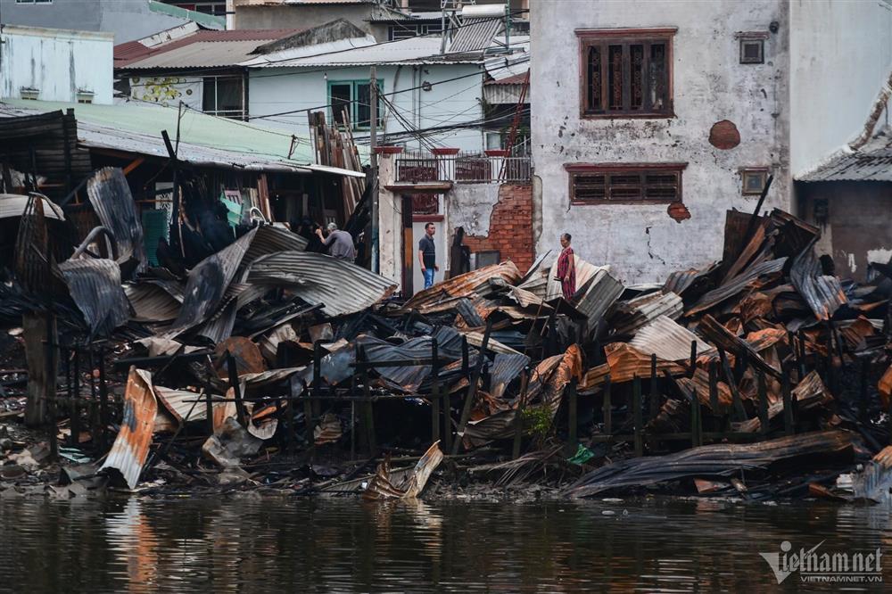 Hiện trường dãy nhà tan hoang sau vụ cháy lớn ven kênh quận 8 TP.HCM-10