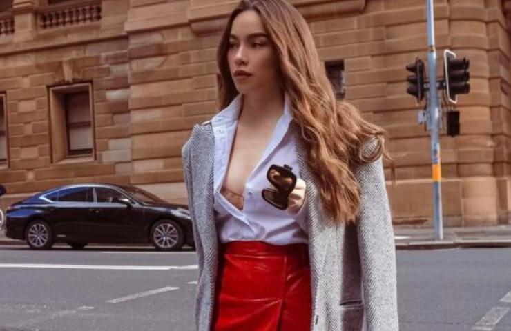 Mốt áo sơ mi buông cúc khoe vòng 1 hot trở lại: Ai mặc đẹp nhất?-2