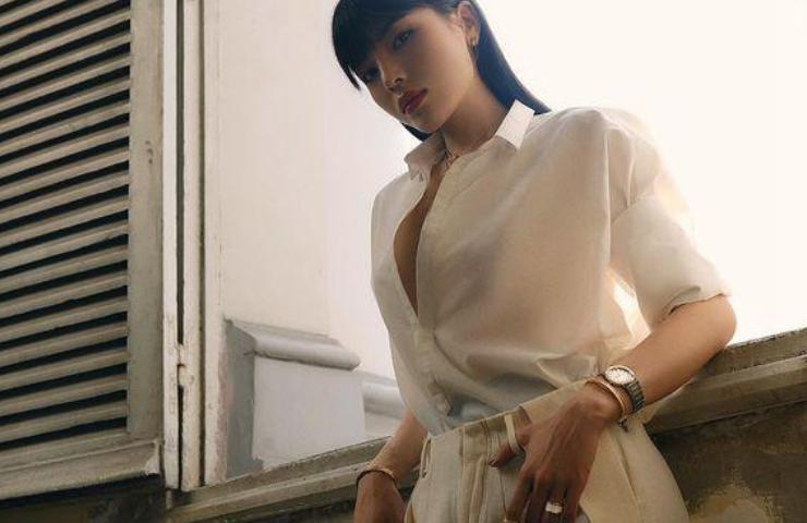 Mốt áo sơ mi buông cúc khoe vòng 1 hot trở lại: Ai mặc đẹp nhất?-7