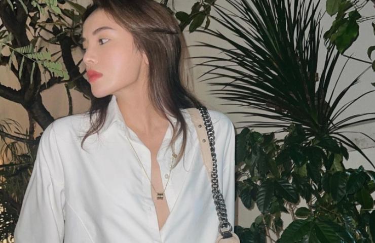 Mốt áo sơ mi buông cúc khoe vòng 1 hot trở lại: Ai mặc đẹp nhất?-10