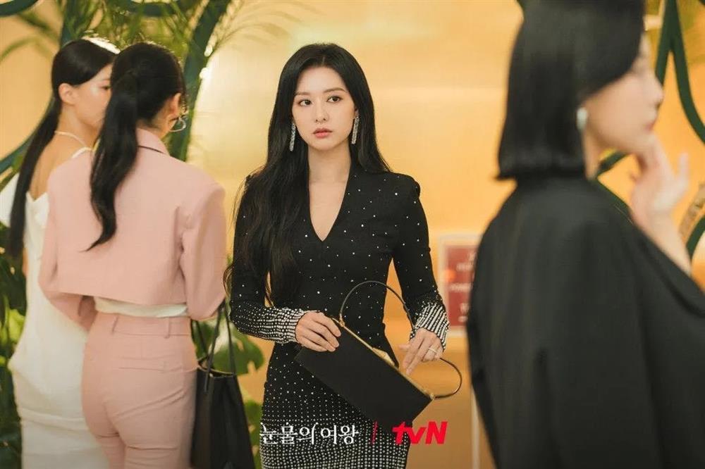 Bộ sưu tập trang sức của Kim Ji Won trong phim Nữ Hoàng Nước Mắt-3