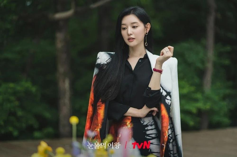 Bộ sưu tập trang sức của Kim Ji Won trong phim Nữ Hoàng Nước Mắt