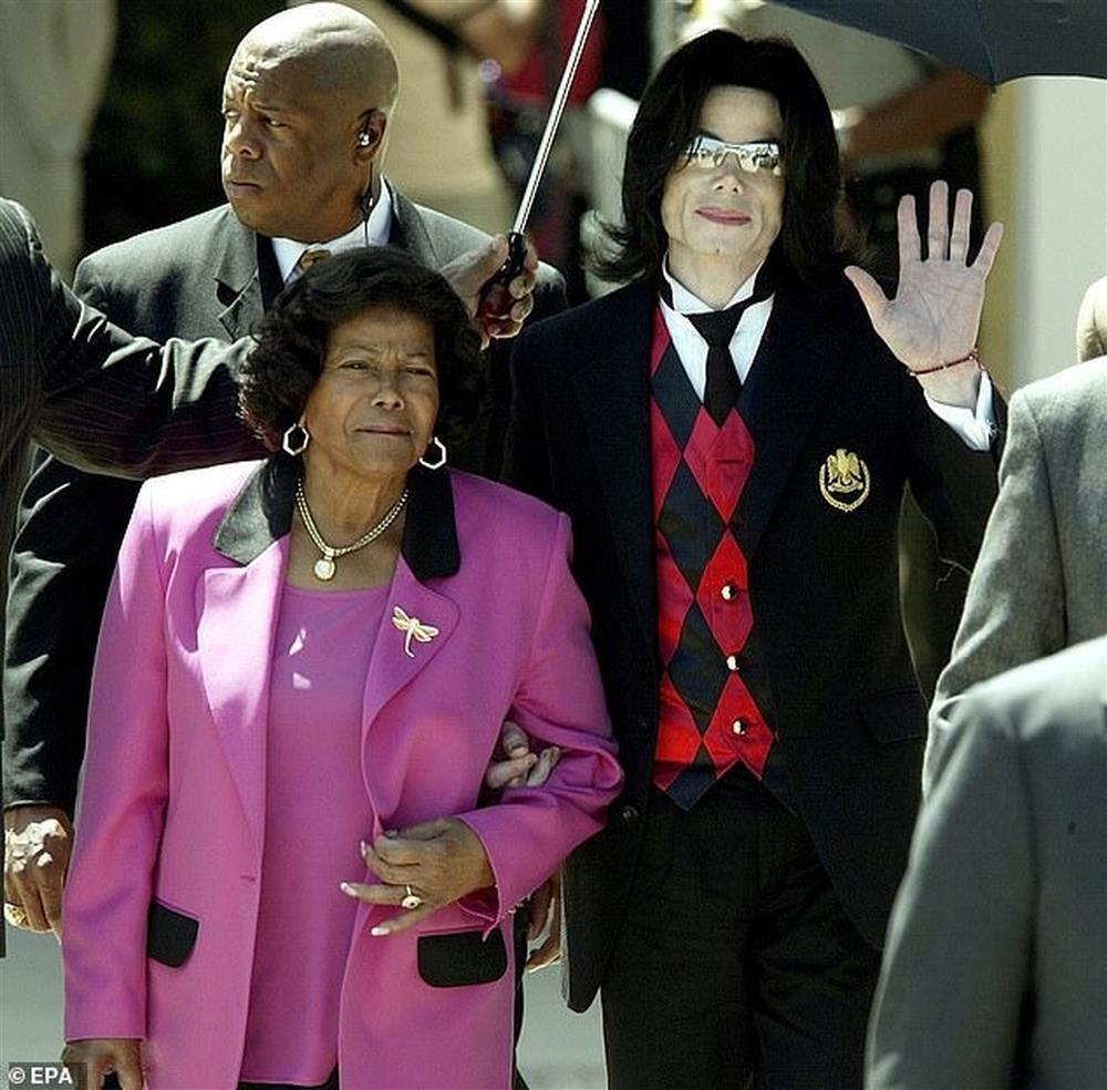 Những đứa con của ông vua pop Michael Jackson khổ vì... giàu-2