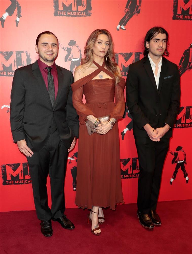 Những đứa con của ông vua pop Michael Jackson khổ vì... giàu-4