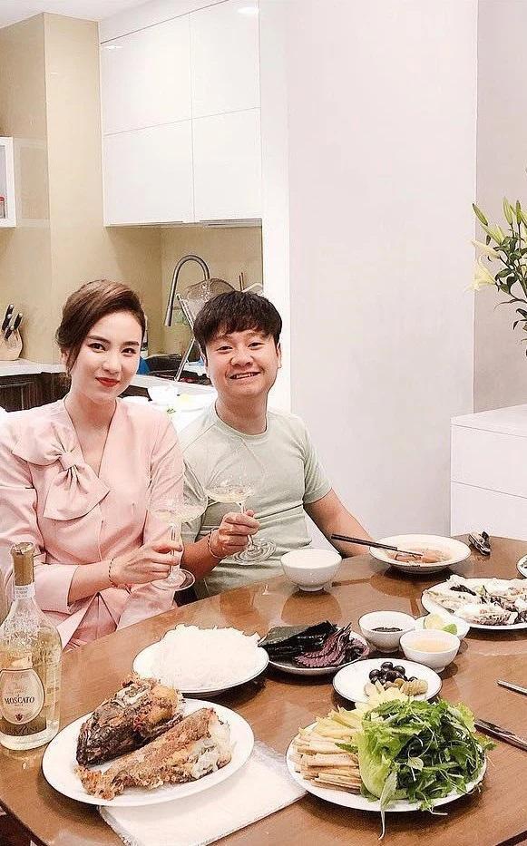 Nhìn lại loạt khoảnh khắc hạnh phúc khiến vạn người ghen tỵ của MC Mai Ngọc-19