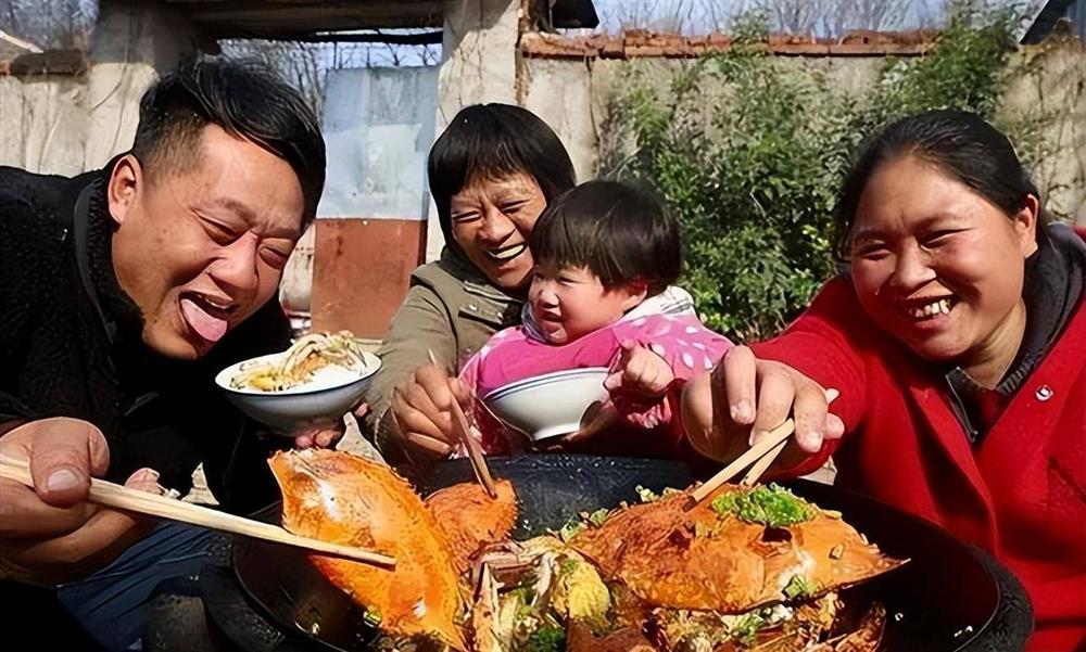 Mukbang bất chấp, người phụ nữ 33 tuổi trông như bà cô 60 tuổi-3