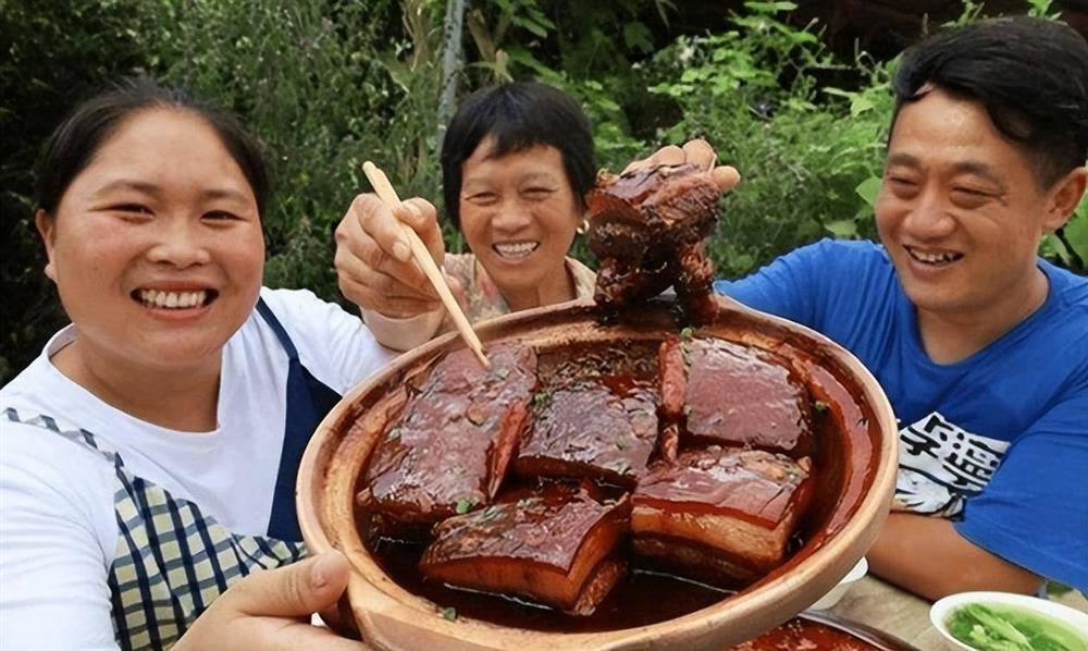 Mukbang bất chấp, người phụ nữ 33 tuổi trông như bà cô 60 tuổi-4