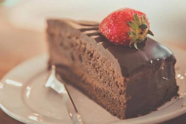 Cả nhà ngộ độc khi ăn bánh sinh nhật mua qua mạng, bé gái 10 tuổi tử vong-1