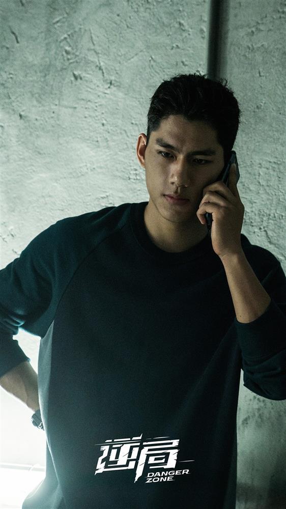 Chân dung nam diễn viên bị bắt quả tang ngoại tình ở công viên-7