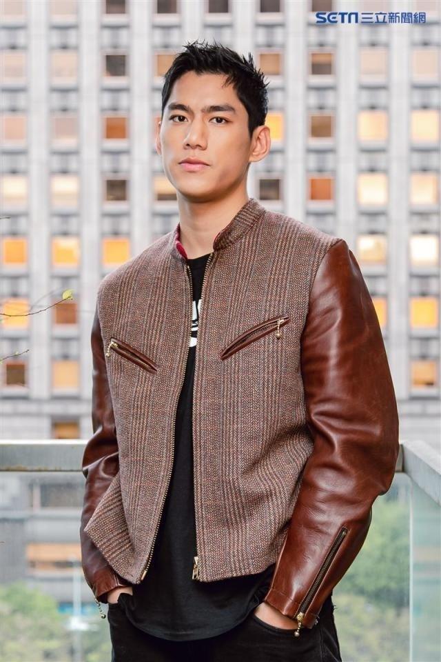 Chân dung nam diễn viên bị bắt quả tang ngoại tình ở công viên-9