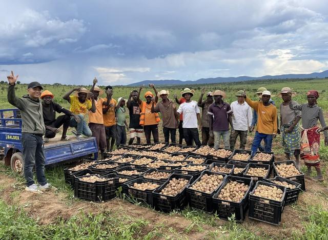 Trước khi mất kênh YouTube, Quang Linh Vlogs đầu tư 4 tỷ trang trại 14 ha, làm phó chủ tịch, sánh bước bên Thuỳ Tiên-4